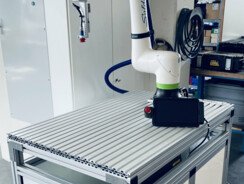 Kollaborativer Roboter auf stabilem Wagen für flexiblen Einsatz in der Produktion