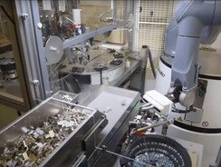 Mobiler Roboter tätigt mehrere Arbeiten an der Fertigungsanlage